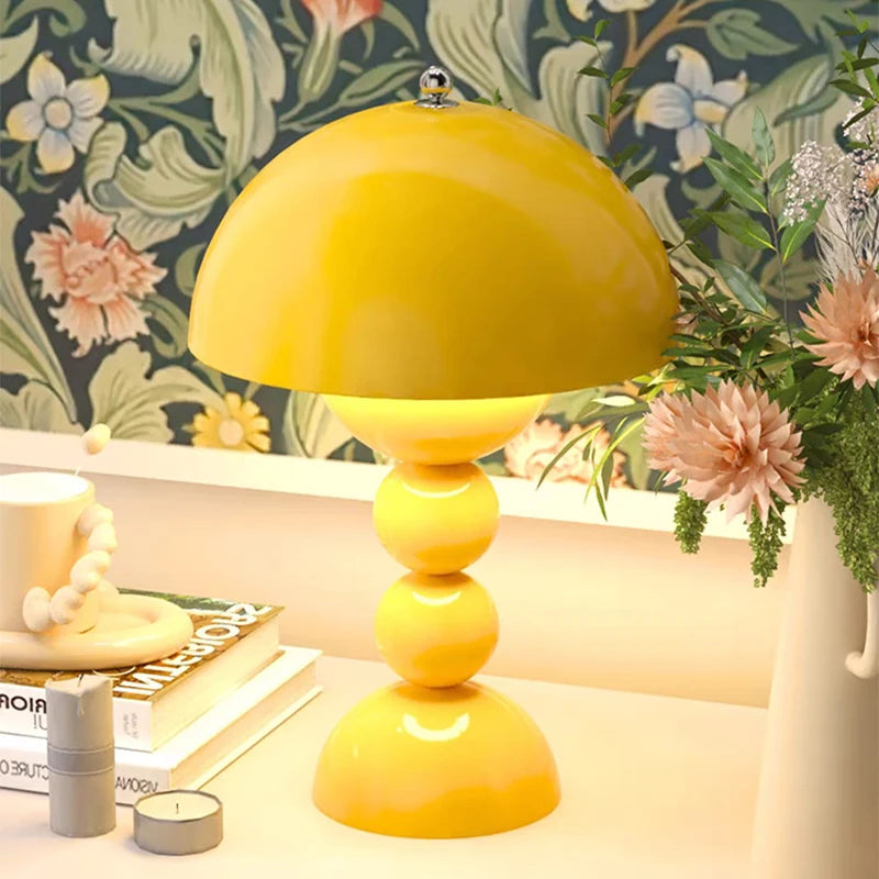 Lampe de Table  - Base Boule Jaune et Abat-Jour Arrondi